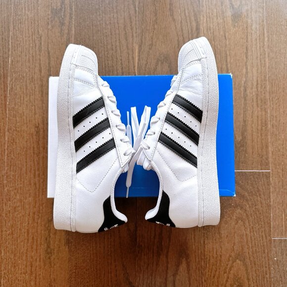 Adidas Superstar Sneakers - Size 4.5 - Picture 4 of 6